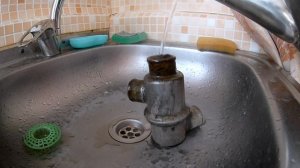 Проверка термостата горячей водой.