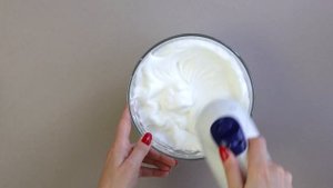 Шарлотка с черешней — видео рецепт