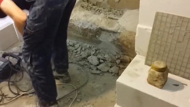 Несколько часов вкалывал. Работы электрическим бетоноломом (отбойным молотком). Аренда бетонолома