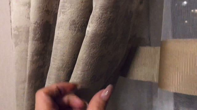 Новый комплект, шторы и тюль, бежевые шторы под мрамор и тюль в полоску.