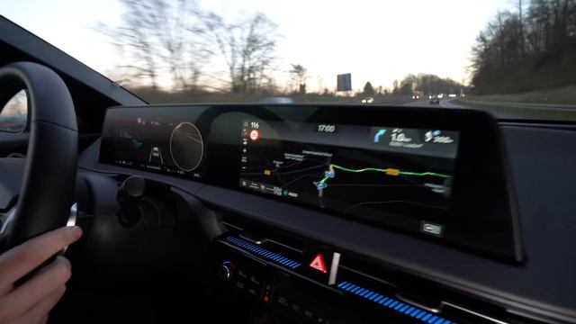 Der neue vollelektrische Kia EV6 2022. Auf Knopfdruck voll automatisiert einparken смотреть онлайн