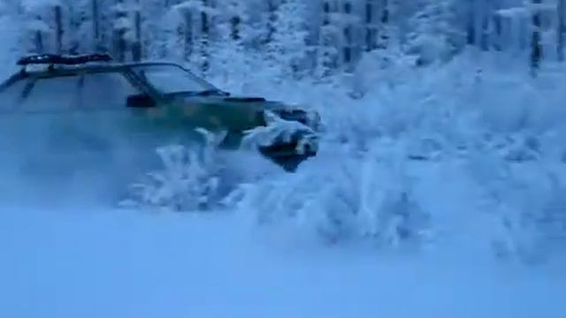 ВАЗ 2109 на гусеницах в тайге зимой смотреть онлайн