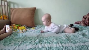 Ребенок учится ползать