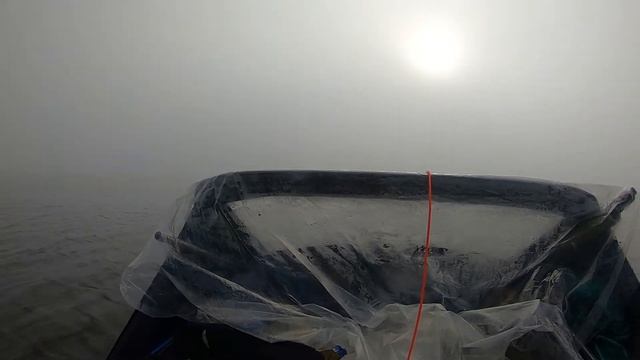 Сильный туман над водой . смотреть онлайн