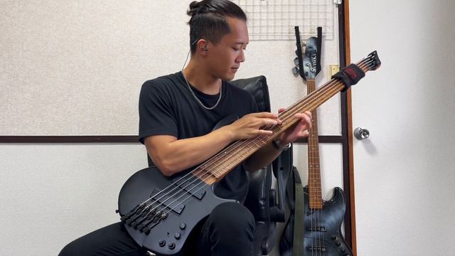 Muse - Knights of Cydonia || Tapping Bass Cover смотреть онлайн