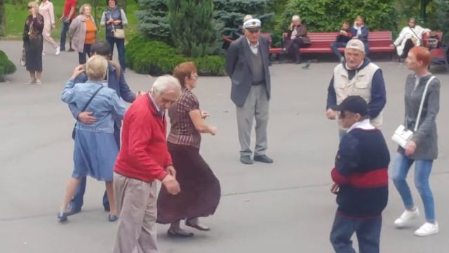 18. Ну кто сказал тебе. Танцуем ретро танцы в парке горького Харьков под ретро музыку.