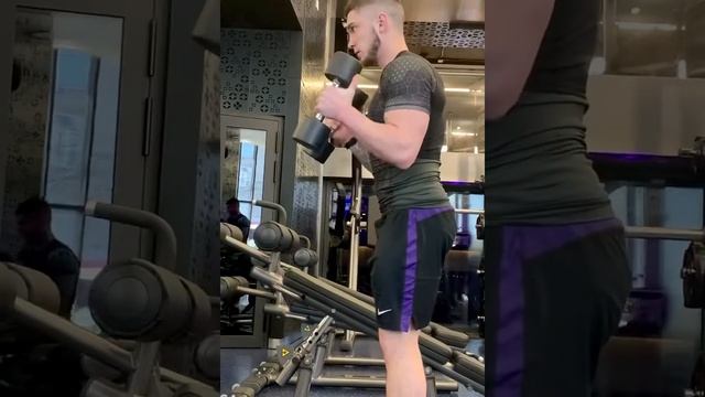 Сгибание предплечья с гантелями (молотки) смотреть онлайн