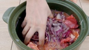 Шашлык с луком, айраном и томатным соком.