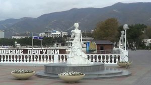 Геленджик. Скульптуры, памятники и фонтаны на набережной.