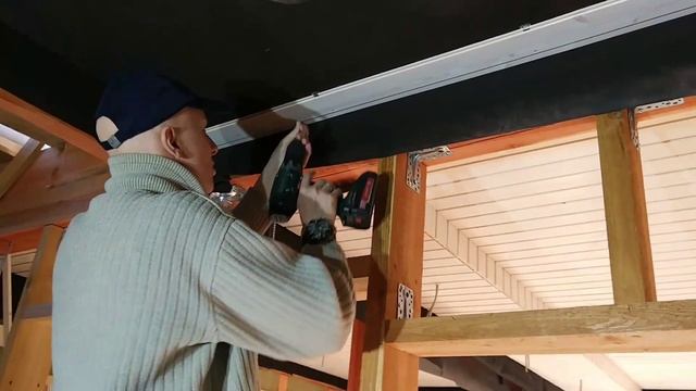 Отделка потолка в каркасном доме. Монтаж вагонки на кляймеры на потолок в каркасном загородном доме