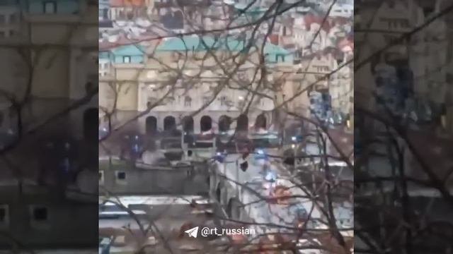 В сети публикуют кадры со звуками выстрелов в Карловом университете в Праге