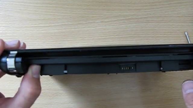 Samsung NC10 and N150 Hard Drive / BackCover Removal смотреть онлайн