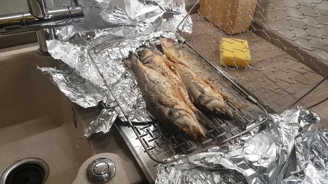 Газовый гриль Weber. Коптим Сибаса смотреть онлайн