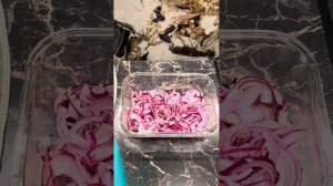 Как быстро и вкусно замариновать красный лук.