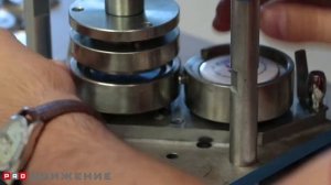 Процесс изготовления значков.