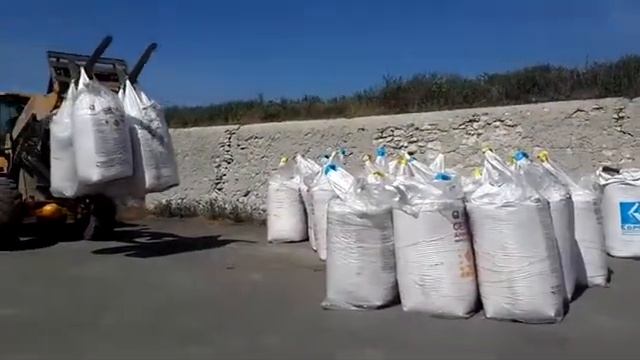 Аккуратная разгрузка минеральных удобрений на территории заказчика смотреть онлайн