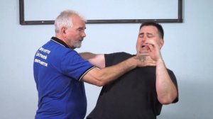 Защита от удара рукой,  восходящий удар в шею.