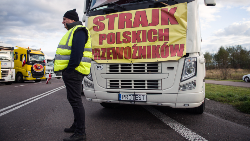 Зерно раздора: польские фермеры не пропускают украинские фуры через границу