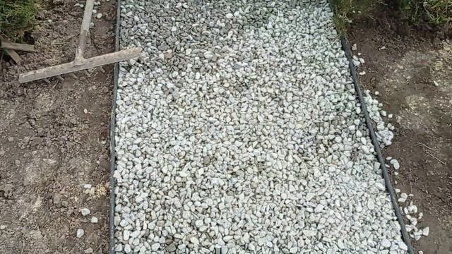 Дорожка в саду из щебенки