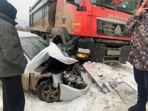 Грузовой автомобиль и легковушка лоб в лоб столкнулись в Арзамасе