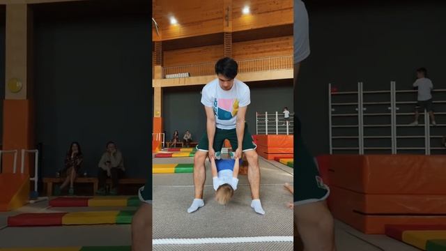 Растяжка для детей. Упражнение - корзинка #гимнастикадлядетей #акробатика #длядетей #офп #растяжка