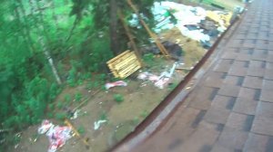 Кровля из черепицы во время дождя
