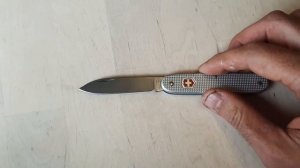 Нож Victorinox Swiss Army 1 Пионер всем ножам пример