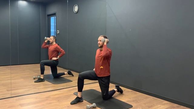 Подъем гантели на плечи смотреть онлайн