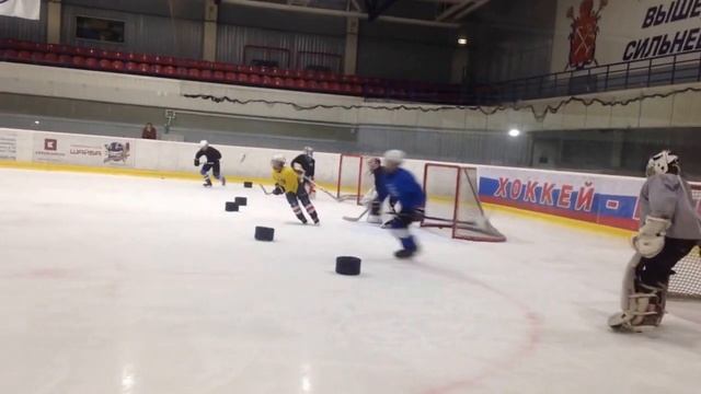 Тренировка по хоккею ( выходы на ворота ) смотреть онлайн