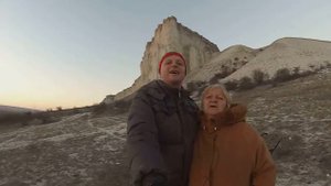 Семейный дуэт. Мать и сын поют песню.