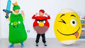Эрик и Глеб играют в птичек Angry Birds