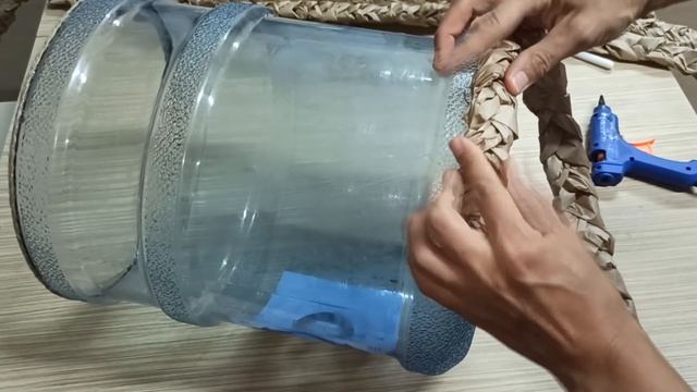 Корзина для белья из бутыля своими руками/Взяла пластиковую бутыль и сделала красоту/Идеи за копейк смотреть онлайн