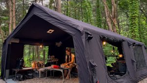 Девушка строит дом с 55 кг кабины воздушного палатки и кемпинг один в диких джунглях