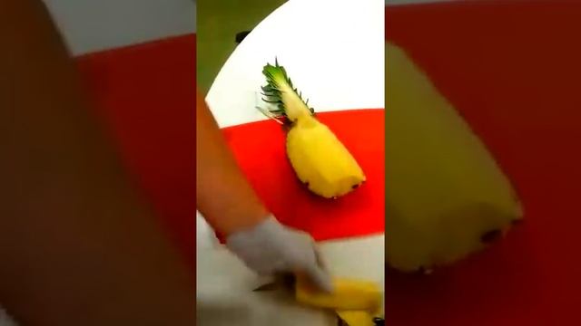 Как красиво нарезать ананас. how beautifully cut pineapple. wie schön geschnittene Ananas.