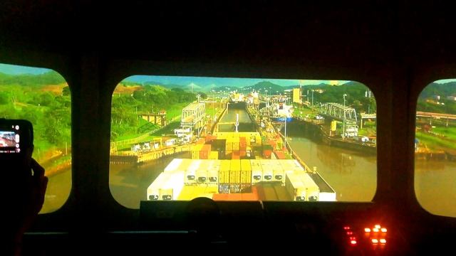 Проход судна через Панамский канал смотреть онлайн