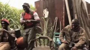 Обезьяне дали автомат.