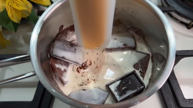 Kondensmilch mit Macadamia nuss mischen. Nachtisch in einer Minute. смотреть онлайн