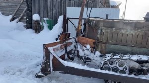 Старый  ДТ 75 разгребает снег.