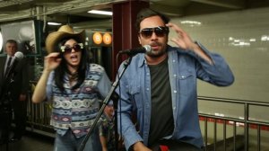 Майли Сайрус и Джимми Феллон спели в нью-йоркском метро