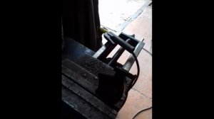 Лечим стук тормозных колодок Mercedes GL350. Устраняем без затрат дребезг в суппорте автомобиля.