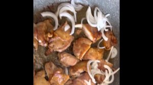 Жареные куриные бедра , маринованные в соевом соусе. Очень вкусно