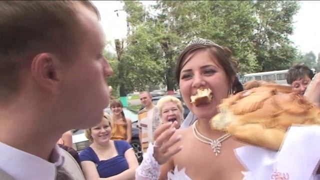 Встречаем молодых на свадебном банкете смотреть онлайн