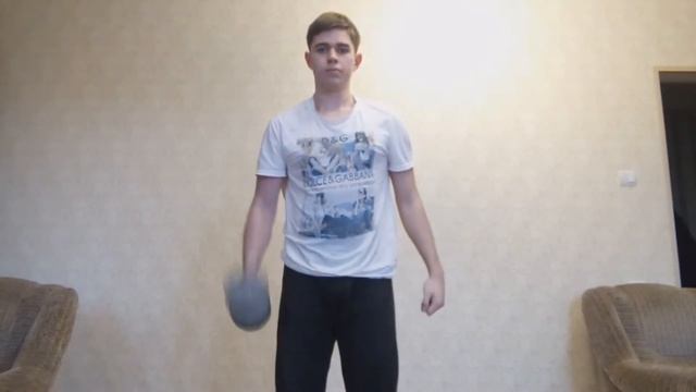 КАК НАКАЧАТЬ РУКИ ОДНОЙ ГАНТЕЛЕЙ?! смотреть онлайн