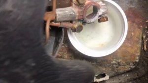 Чистка клемм на автомобиле ваз 2114 за 5 минут , просто и быстро.Чистка клемм .