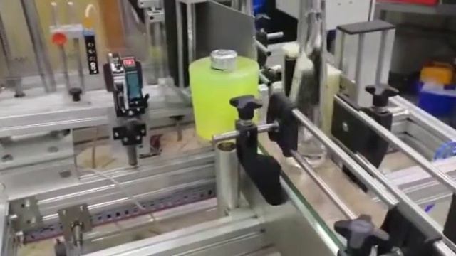 Нанесение прозрачной этикетки на стеклянную бутылку 0,5 л Maruha российский бренд  горной воды