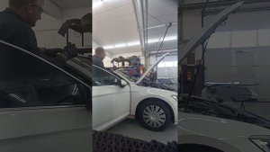 замена лобового стекла на Volkswagen Passat B8.