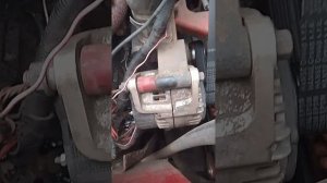 почему скидываеться ремень на двигателе cummins6ta 830??
