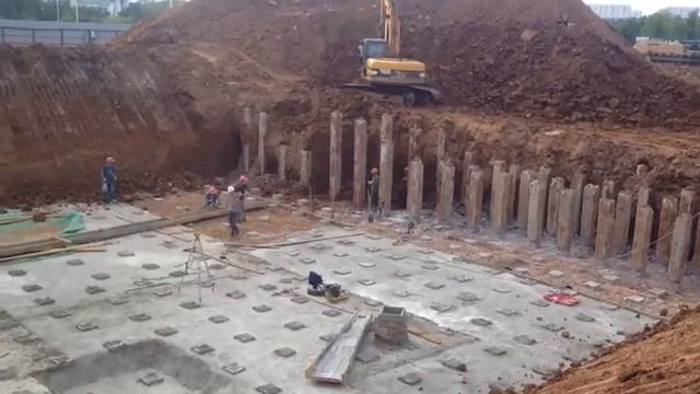 Разработка котлована со сваями и откосами
