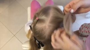 Легкая детская прическа на каждый день. Два низких хвоста с жгутами и двумя косами