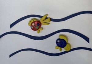 Лепим из пластилина с детьми 5-7 лет композицию "Рыбки"
